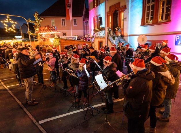 Auftritt des Musikvereins beim Weihnachtsmarkt in Ranstadt
